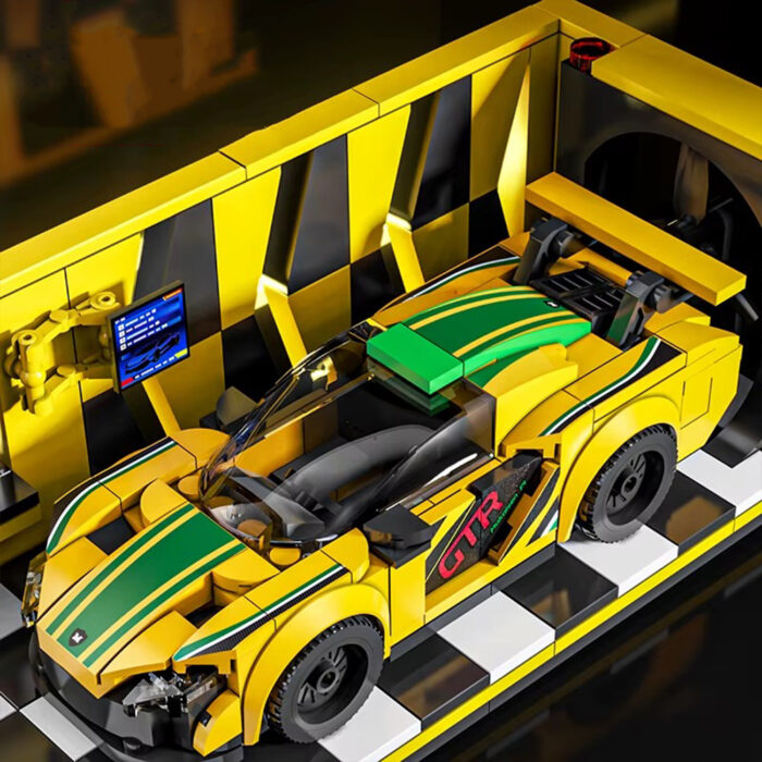 პატარა მანქანა პოდიუმით - ყვითელი